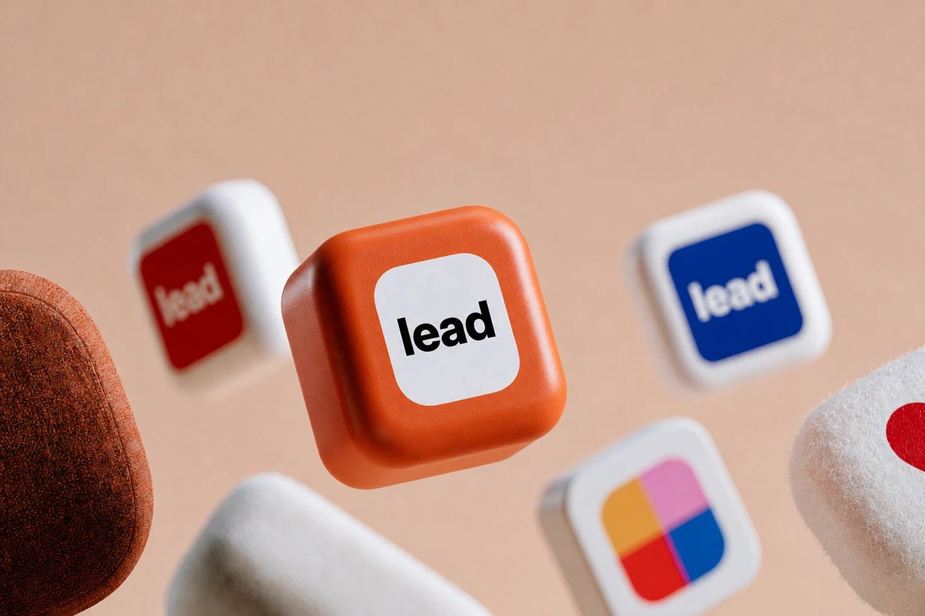 Oranžová kostka se slovem lead mezi dalšími kostkami jako symbol kvality leadů
